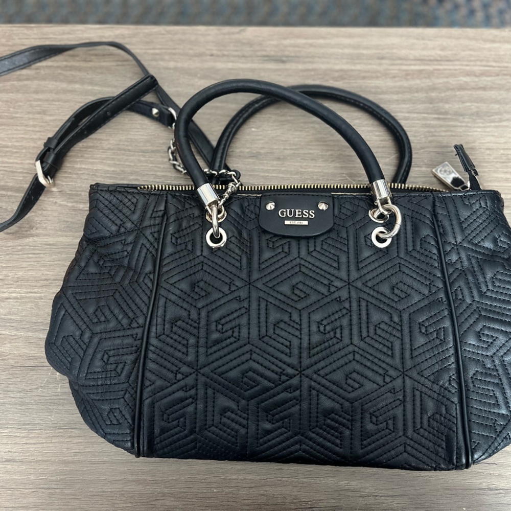 Medium size GUESS purse